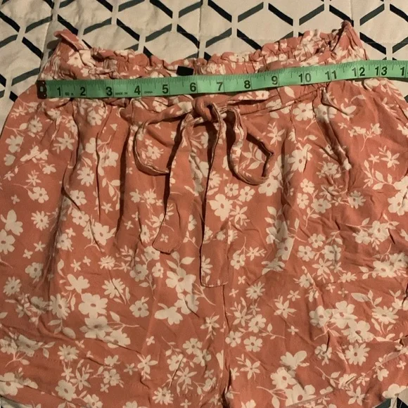 Pink floral stretchy waist with tie belt floral medium shorts with pockets - Picture 6 of 8